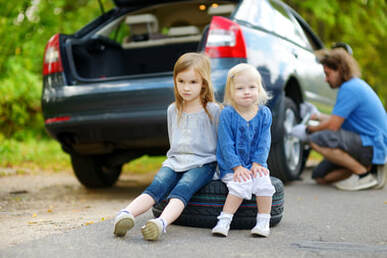 Children with their dad patiently waiting for a tow truck in Walnut Creek, CA